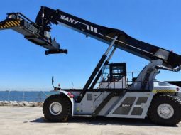 DP World inaugura en Puerto de Lirquén primera grúa Reach Stacker portacontenedores eléctrica de Chile