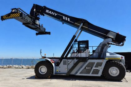 DP World inaugura en Puerto de Lirquén primera grúa Reach Stacker portacontenedores eléctrica de Chile