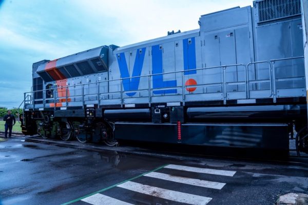 Incorporam oito locomotivas à frota da Ferrovia Centro-Atlântica