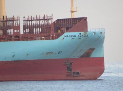 Portacontenedores con rotura en casco tras incidente es sometido a reparaciones en bahía de Valparaíso