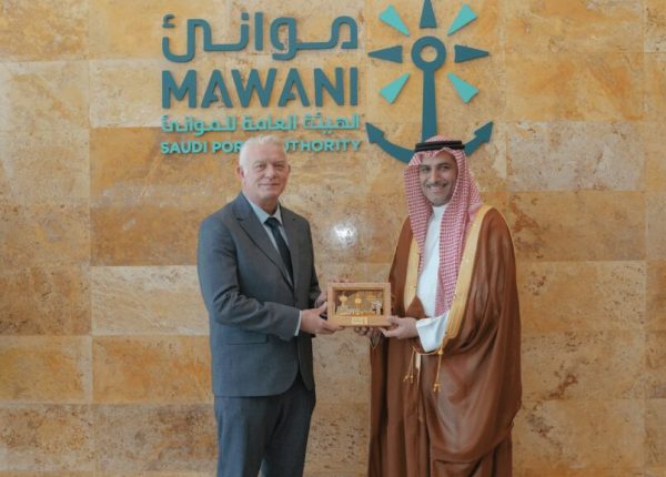 Mawani entrega licencia a PIL para operar en puertos de Arabia Saudita