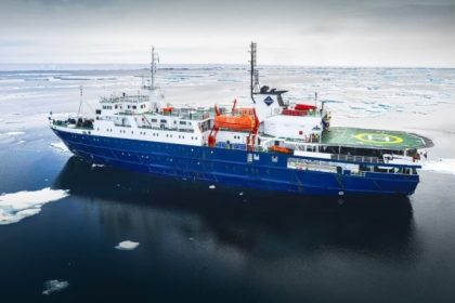 MV Ortelis marca récord para nave no rompehielos en la Antártida
