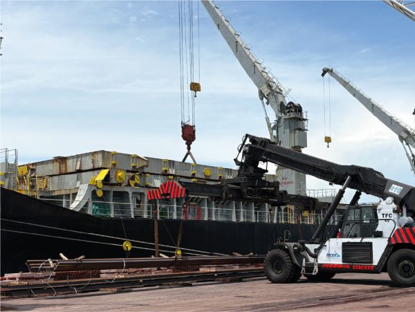 Porto do Pecém recebe trilhos para a conclusão da Transnordestina em operação inédita