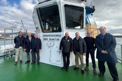 Puerto de Málaga recibe nuevo remolcador Trheintaycinco