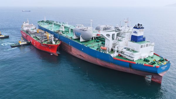 CLPe y CNOOC logran histórica operación de abastecimiento de GNL barco a barco a petrolero en Hong Kong
