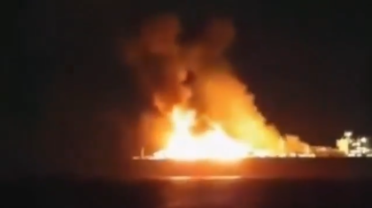 Buque con bandera rusa y sancionado se encuentra en llamas en el Mediterráneo