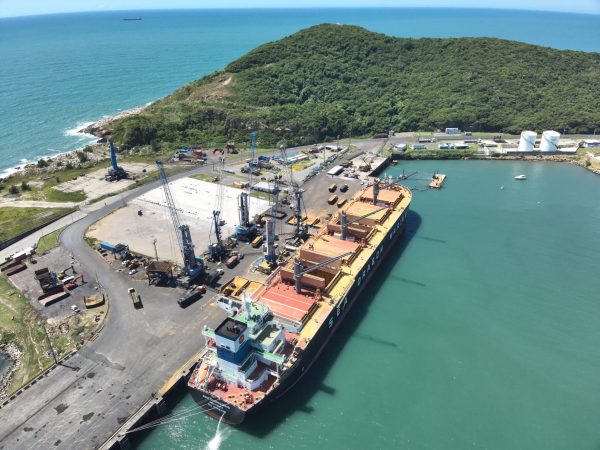 Realiza-se a primeira exportação do país de grãos secos de destilaria para a China a partir do Porto de Imbituba