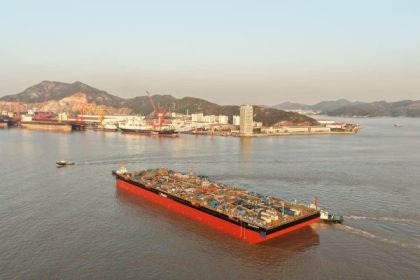 Barcaza de carga Braveheart viaja hacia Rotterdam para integrarse a Allseas